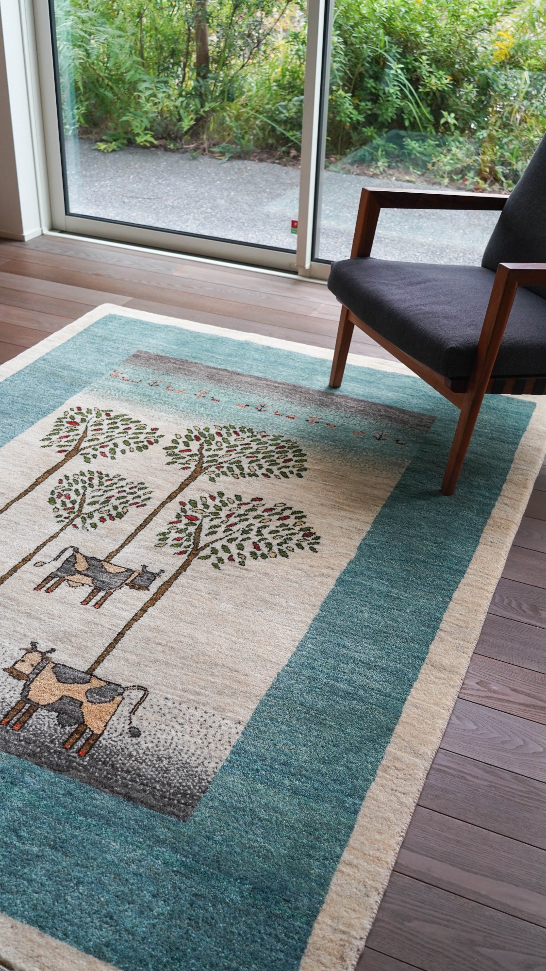 使用事例④ リビングギャッベ牛青