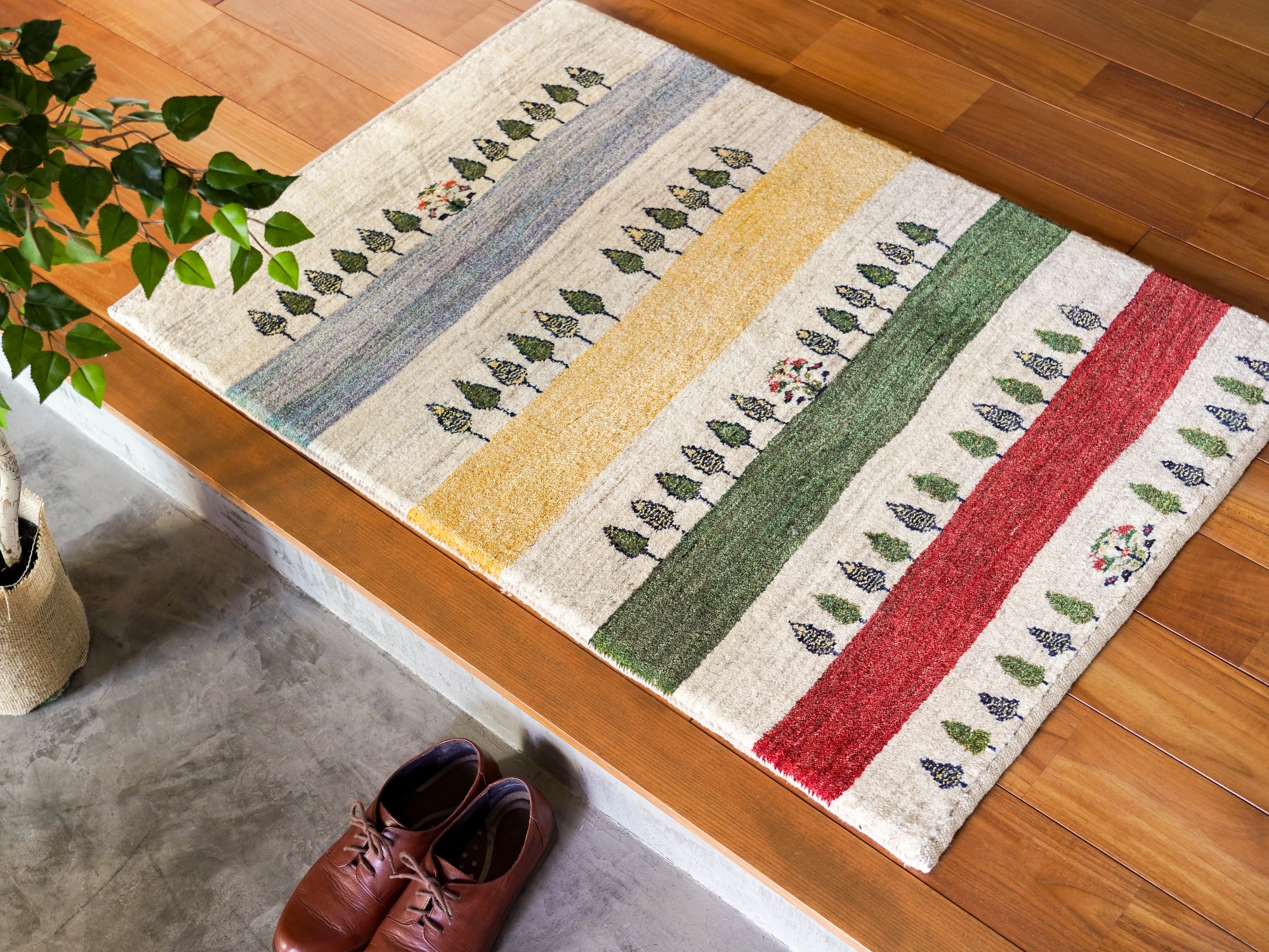 使用事例④ ギャッベ 玄関チャラク 糸杉