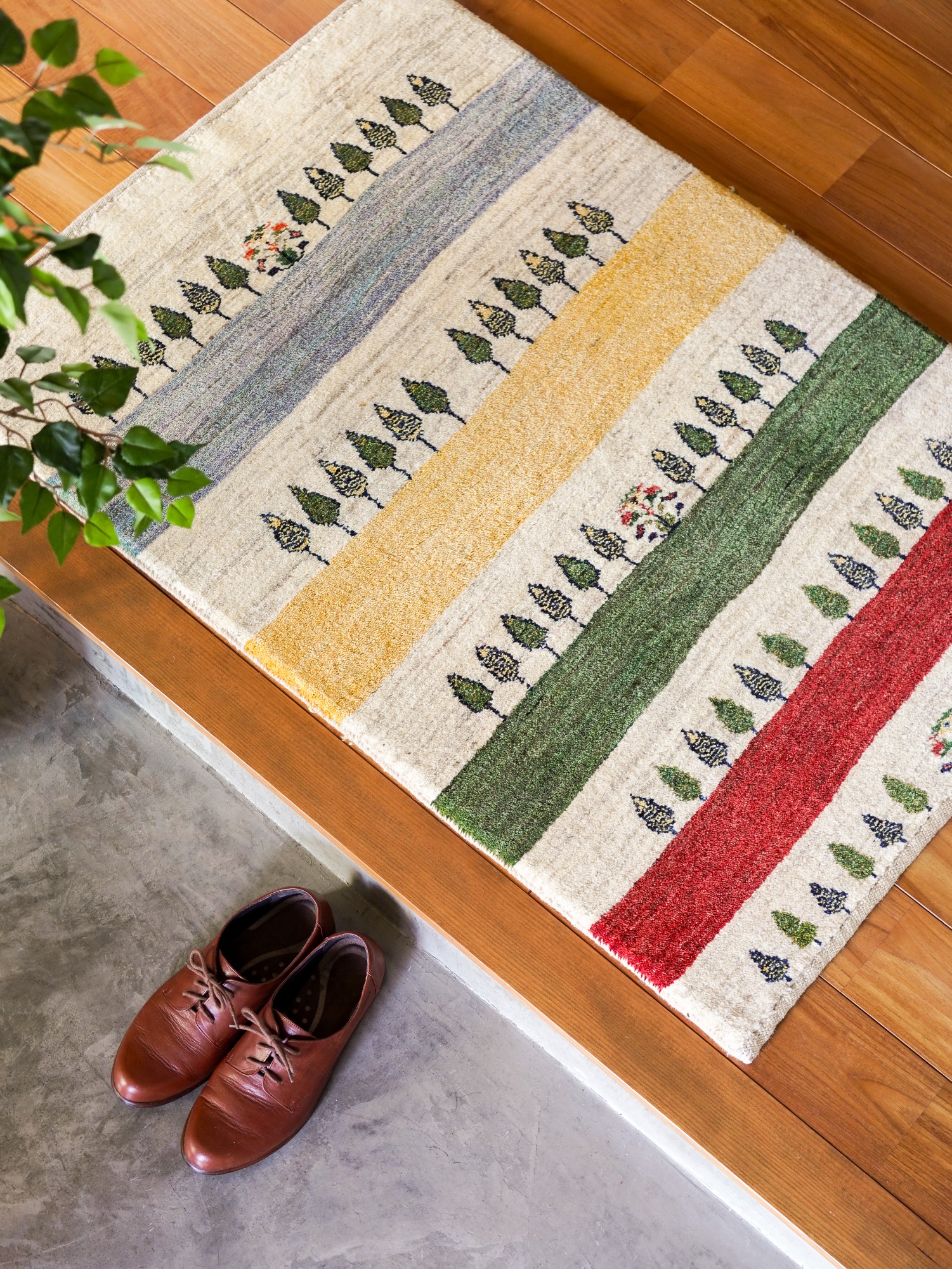 使用事例④ ギャッベ 玄関チャラク 糸杉